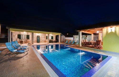 Lovinac Villa | Beautiful Villa Petra with Summer Kitchen and Pool
