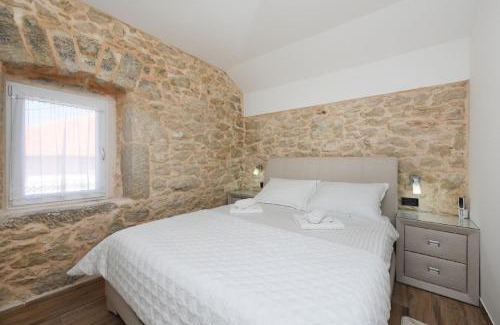 Lovinac Villa | Beautiful Villa Petra with Summer Kitchen and Pool