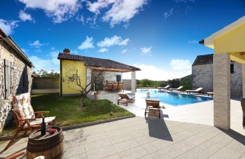 Lovinac Villa | Beautiful Villa Petra with Summer Kitchen and Pool