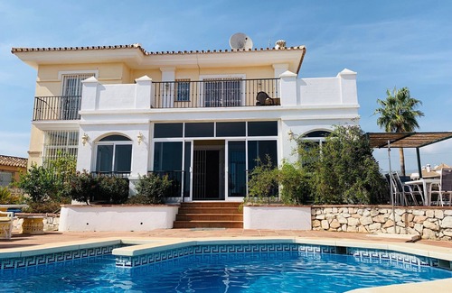 El Faro Villa | Beautiful Villa Walking distance to Beach El Faro