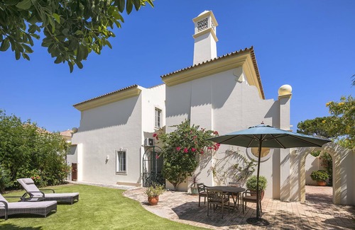Almancil House | Beautiful villa with garden and Jacuzzi in stunning location