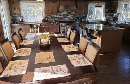Huntsville Cottage | Beautiful waterfront cottage (with hottub), in the heart of Muskoka.