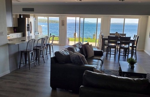 Gilford House | Beautiful Waterfront home located on Lake Winnipesaukee