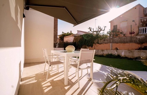 Segur de Calafell Ski Chalet | Beautiful white house next to the beach