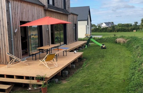 Trevou-Treguignec House | Beautiful wooden house 1 km from the coast
