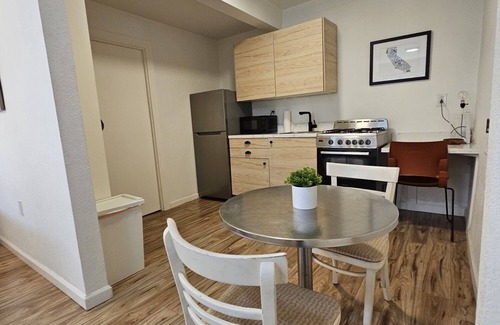 Prescott Apartment | Beautifull Renovated Designer Staged Studio Close to Bart and Prescott Market