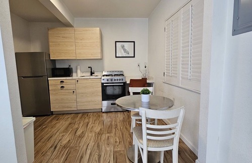 Prescott Apartment | Beautifull Renovated Designer Staged Studio Close to Bart and Prescott Market