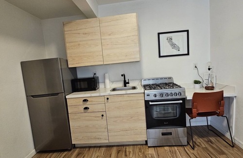 Prescott Apartment | Beautifull Renovated Designer Staged Studio Close to Bart and Prescott Market