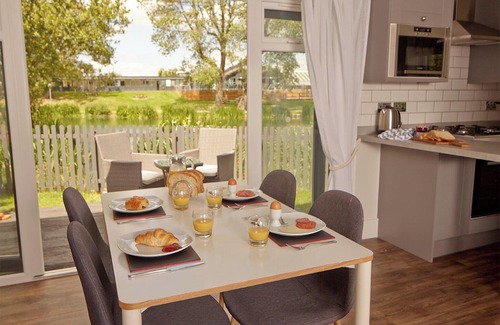 Rookley Cottage | Beautifully appointed cottage with one double and one twin.