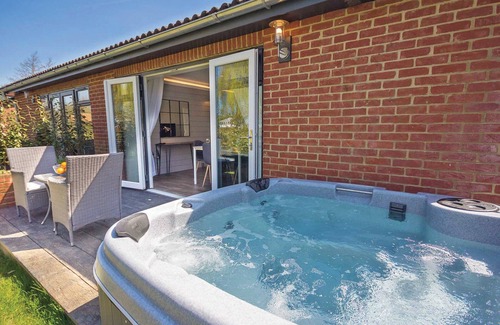 Rookley Cottage | Beautifully appointed cottage with one double and one twin.