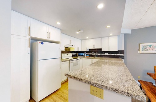 The Blue Mountains Condo | Beautifully-renovated condo in Blue Mountain with fireplace
