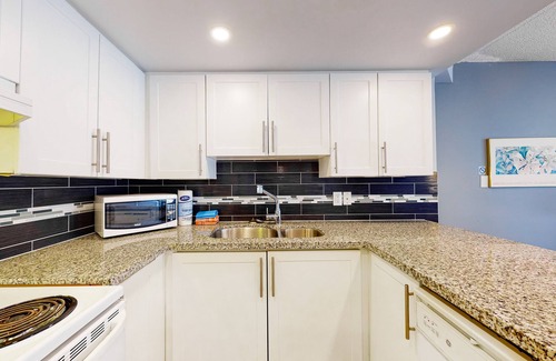 The Blue Mountains Condo | Beautifully-renovated condo in Blue Mountain with fireplace