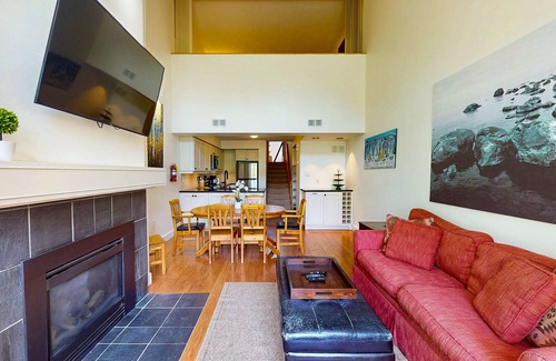 The Blue Mountains Condo | Beautifully renovated, ski-In/out condo with fireplace, WiFi, AC, & W/D