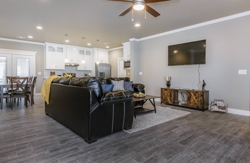 Canyon House | Beautifully Decorated New Home, King Bed, Washer/Dryer & Fully Stocked Kitchen