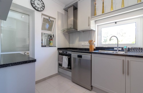 Carvoeiro House | Beautifully Decorated 3 Bedroom Town-house With Wonderful Golf Course Views