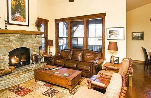 Mammoth Lakes House | Beautifully Designed XXL Luxury Townhome with View of Stream