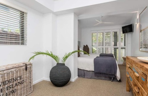 Byron Bay Apartment | Beautifully designed 4 bedroom, 4 bathroom home right across the road from beach