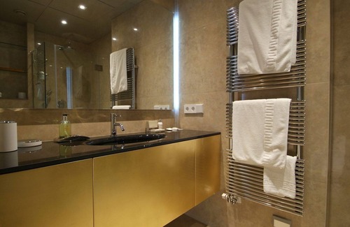 Old Town House | Beautifully furnished luxury two bedroom apartment in Barri Vell, Girona