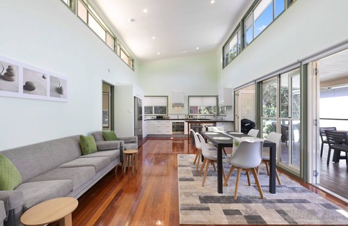 Point Lookout House | Beautifully presented 4 bedroom house - Walk to everything