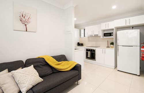Rocklea Apartment | Beautifully Presented and Close to Transport!