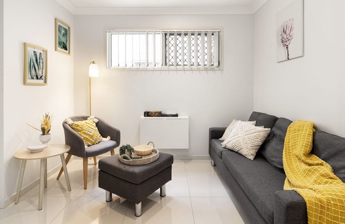 Rocklea Apartment | Beautifully Presented and Close to Transport!
