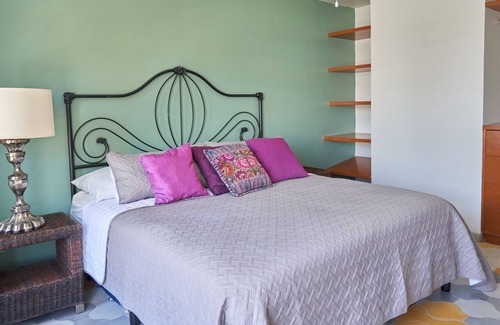 Americana Apartment | Beautifully Renovated With Spectacular View to El Expiatorio