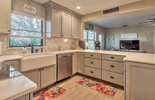 Mount Dora House | Beautifully Renovated 3bed 2bath Farmhouse with Pool! 5 min drive to Mount Dora!