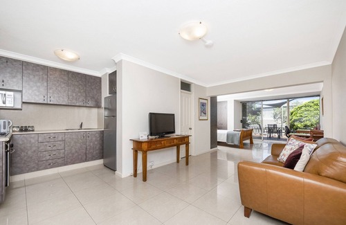 Fremantle Apartment | Beautifully renovated studio apartment in Fremantle