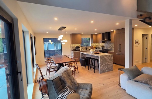 Whistler Creekside House | Beautifully Renovated & Fully Furnished 5 Bedroom, 4 Bathroom Home in Creekside
