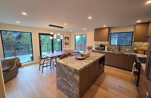 Whistler Creekside House | Beautifully Renovated & Fully Furnished 5 Bedroom, 4 Bathroom Home in Creekside