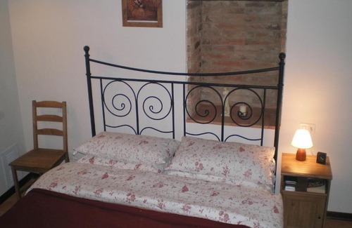 Monte Rinaldo House | Beautifully restored 3 storey townhouse in the historic centre of hilltop town