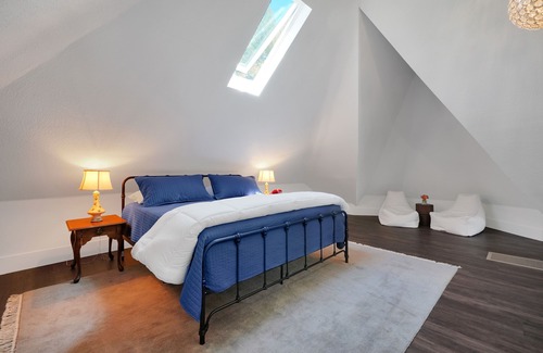 Jackson House | Beautifully Updated Victorian 2 blocks from Historic Main Street!