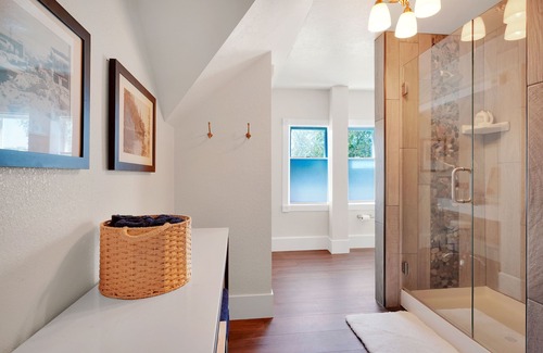 Jackson House | Beautifully Updated Victorian 2 blocks from Historic Main Street!