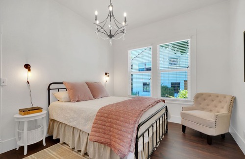 Jackson House | Beautifully Updated Victorian 2 blocks from Historic Main Street!