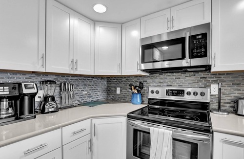 Sneads Ferry Condo | Beautifully Updated Oceanfront Condo w/wine fridge
