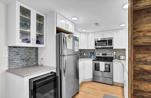 Sneads Ferry Condo | Beautifully Updated Oceanfront Condo w/wine fridge