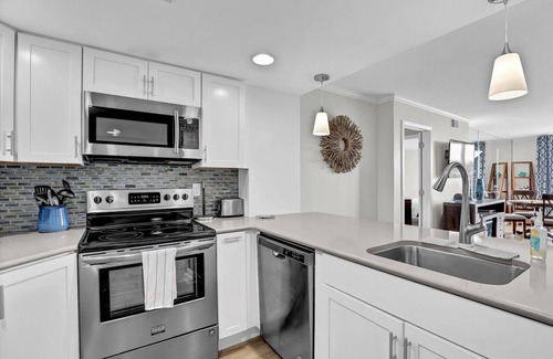 Sneads Ferry Condo | Beautifully Updated Oceanfront Condo w/wine fridge