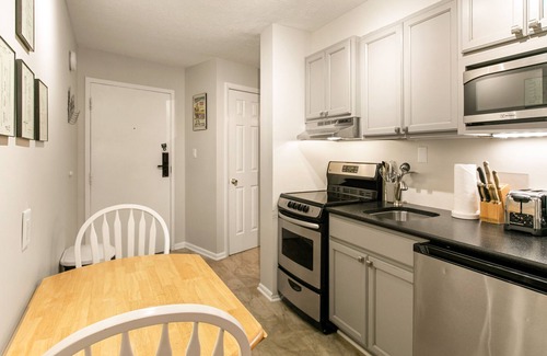 Wintergreen Apartment | Beautifully updated Timbers studio room with slope views!