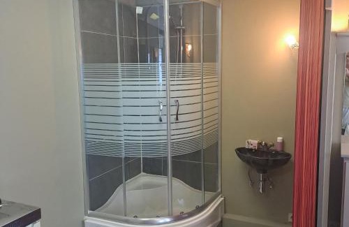 Gullegem Bed & Breakfast | BeautyD Triple Room with double bed and 1 folding bed
