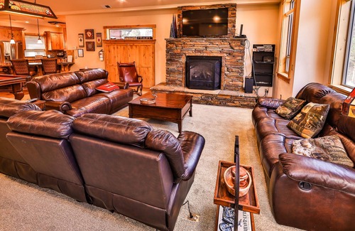 Christmas Valley House | Beaver Brae Lodge - 5-Star / Pool Table