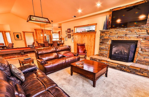Christmas Valley House | Beaver Brae Lodge - 5-Star / Pool Table