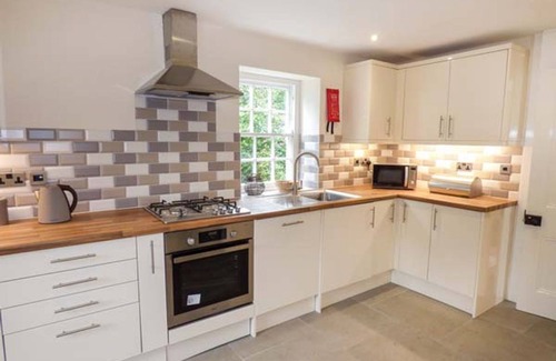 Betws-Y-Coed Cottage | BEAVER GROVE COTTAGE, pet friendly, with open fire in Betws-Y-Coed