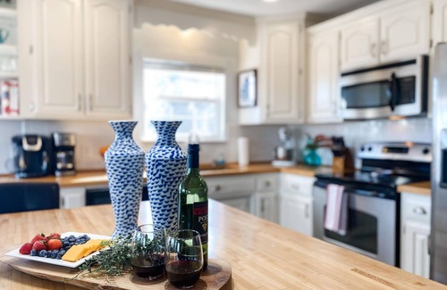 Beaver Shores House | Beaver Lake Views+Hot Tub+Fun in the Sun!