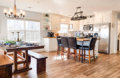 Beaver Shores House | Beaver Lake Views+Hot Tub+Fun in the Sun!