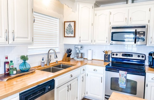 Beaver Shores House | Beaver Lake Views+Hot Tub+Fun in the Sun!