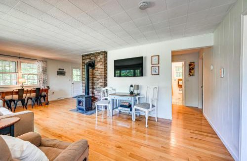 Sherwood Forest House | Becket Home with 3-Season Porch Walk to Lake Access