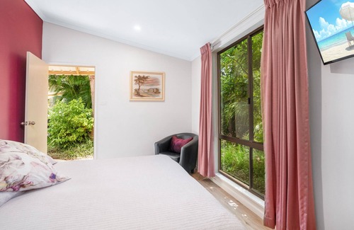 North Deep Creek Bed & Breakfast | Bed and Breakfast with stunning rural views overlooking pool. Handy to town.