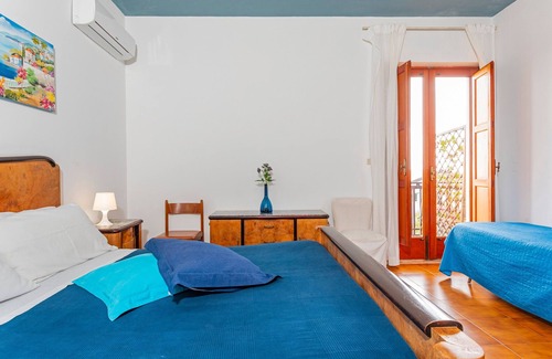 Aci Sant'Antonio Bed & Breakfast | Bed and Breakfast 'Carolea' with Shared Pool, Wi-Fi and Air Conditioning