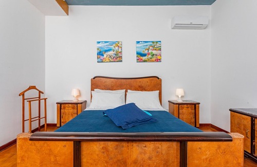 Aci Sant'Antonio Bed & Breakfast | Bed and Breakfast 'Carolea' with Shared Pool, Wi-Fi and Air Conditioning