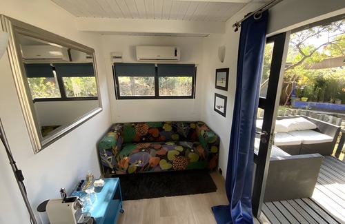 Quartier des Espesses Bed & Breakfast | Bed and Breakfast 'Bleu' with Shared Pool, Private Terrace and Air Conditioning